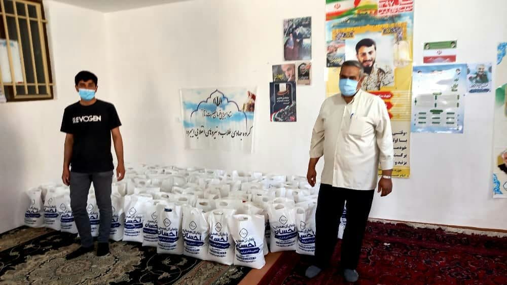 توزیع 150 بسته مواد غذایی در بین نیازمندان شهرستان ایجرود/یک راس گوساله ذبح و در بین نیازمندان توزیع شد